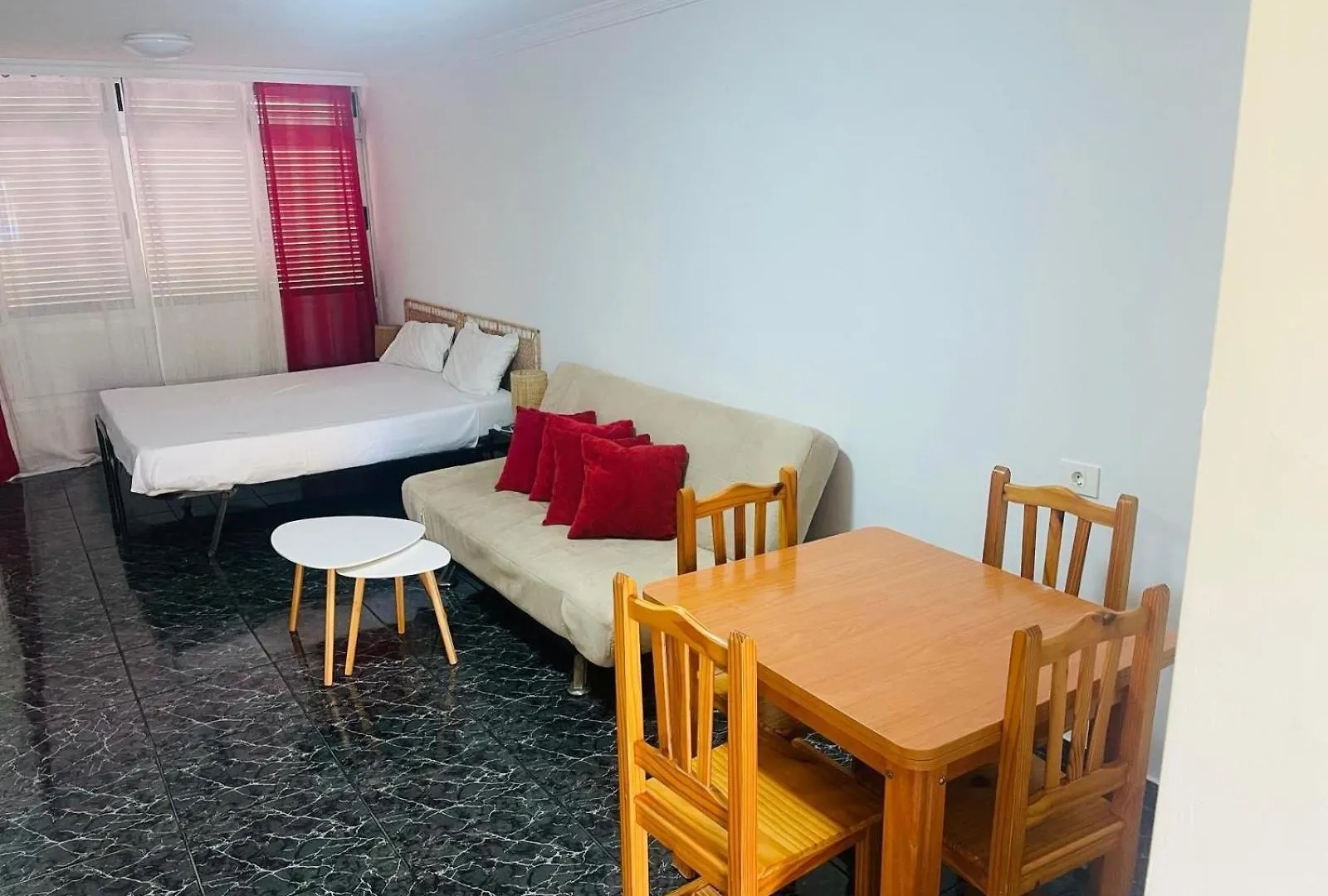 Cozy 2-Bed & Sofa-Bed Studio In Los Cristianos Los Cristianos  Apartment Los Cristianos (Tenerife)